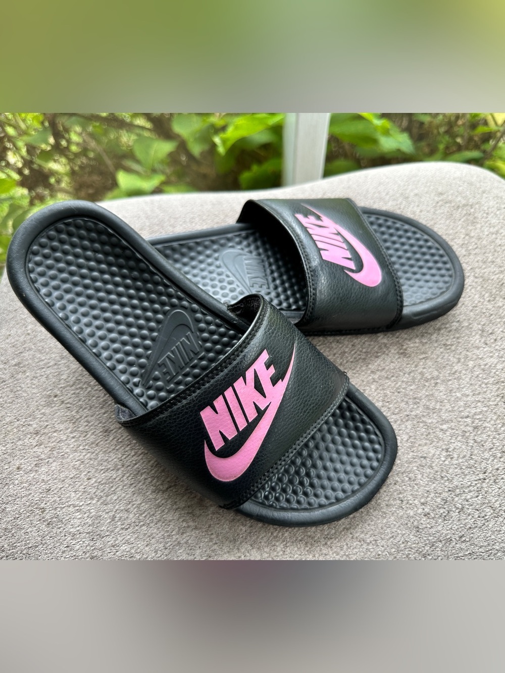 Nike Black Slides with Pink Swoosh and Logo* Nike Benassi JDI Slides*WMN’S Sz~7 - Picture 5 of 8